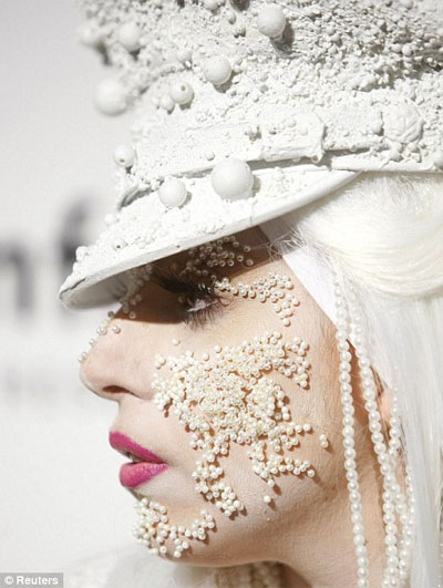 Леди Гага обклеила лицо жемчугом