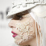 Леди Гага обклеила лицо жемчугом