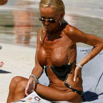 Донателла Версаче шокировала публику на пляже своими дряхлыми формами