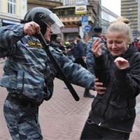 Госдума разрешила будущим полицейским бить женщин