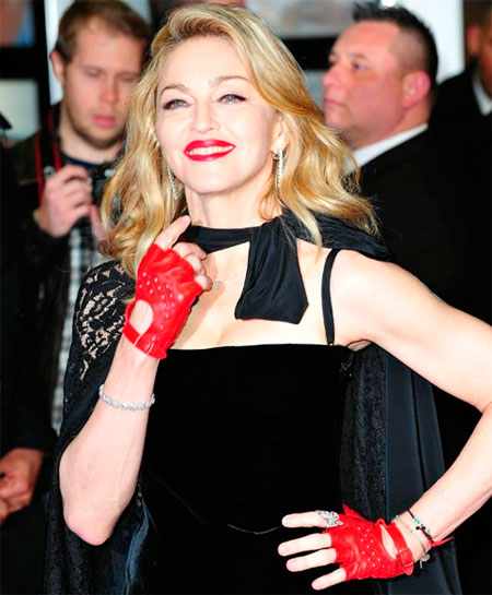 Мадонна прячет старческие руки под перчатками