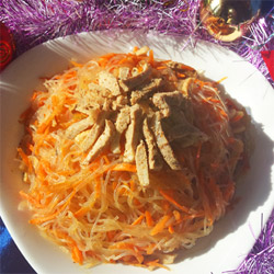 Корейская морковь с фунчозой и маринованным мясом