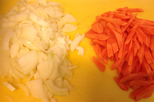 Нарезать лук и морковь для плова из тушенки