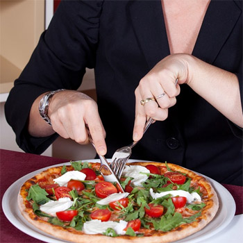 Как сделать поедание пиццы менее вредным для фигуры