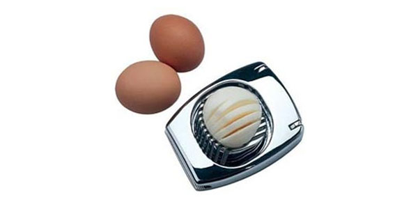 Россияне признали самыми бесполезными приобретениями яйцерезки и мужей