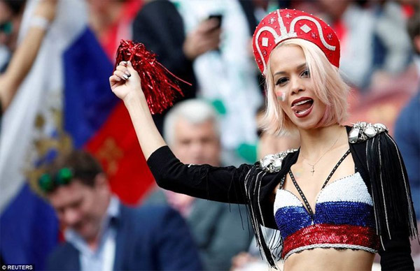 В сети сравнили футбольных фанаток России и Саудовской Аравии