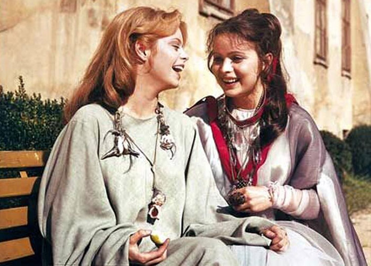 Кадр из фильма «Русалочка» с Либуше Шафранковой и ее сестрой