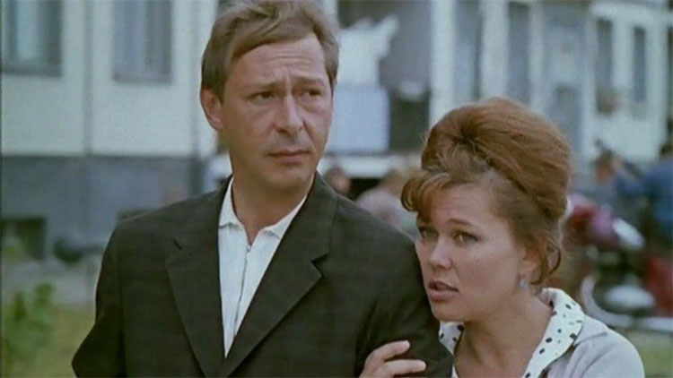Люсьена Овчинникова и Олег Ефремов в фильме Мама вышла замуж, 1969 год