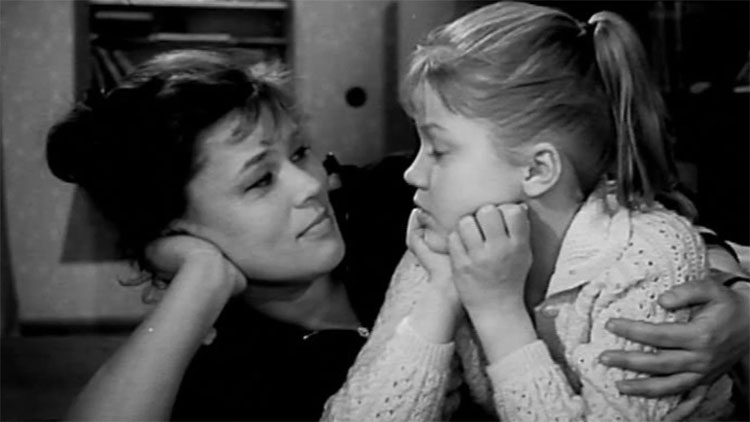 Люсьена Овчинникова в фильме Звонят, откройте дверь, 1965 год