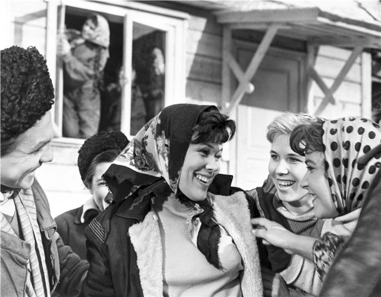 Люсьена Овчинникова в фильме Девчата, 1961 год