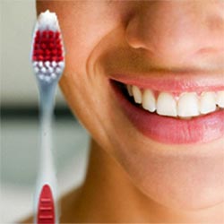 Ученые: тщательная чистка зубов спасает жизнь