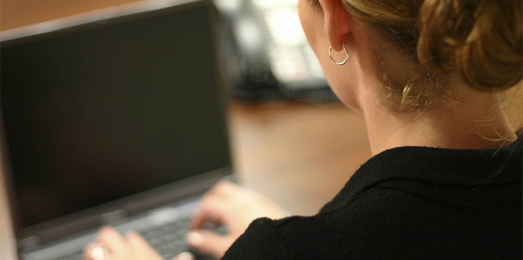 Работа за компьютером старит женщин