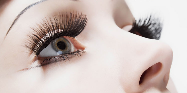 Накладные ресницы с контактными линзами – очень опасное сочетание