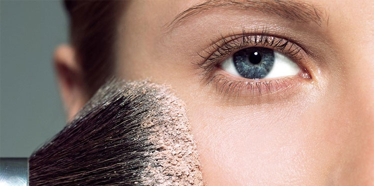 Современных женщин одолела макияжная фобия