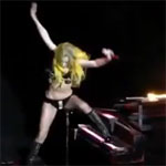 Леди Гага снова упала под фортепьяно в прямом эфире