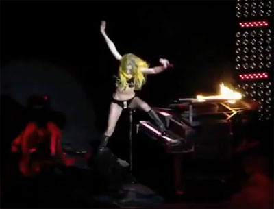 Леди Гага снова упала под фортепьяно в прямом эфире