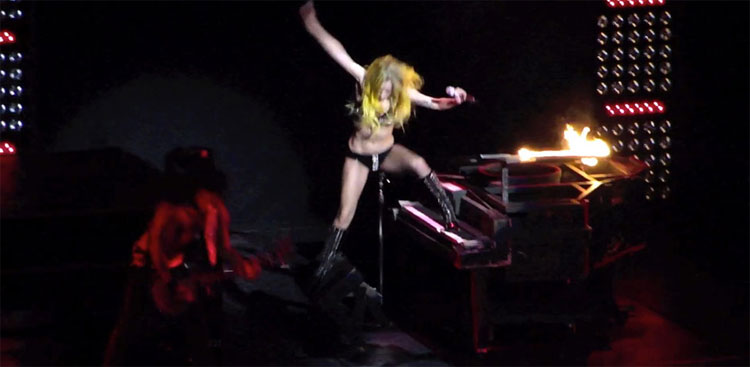 Леди Гага упала под фортепьяно в прямом эфире