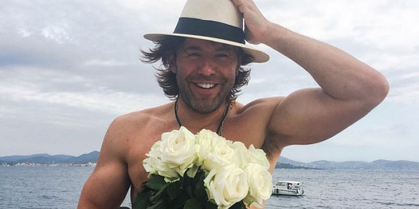 Малахов показал себя в полуобнаженном виде на коне