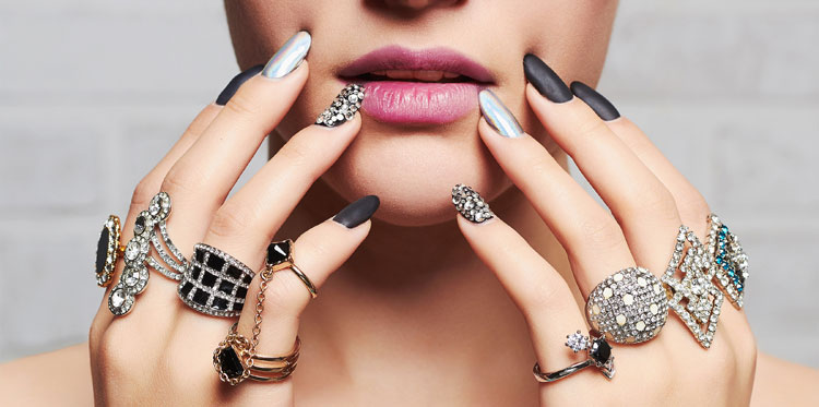 О чем расскажут кольца на пальцах женщины