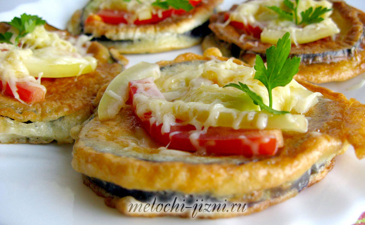 Баклажаны в кляре с овощами и сыром