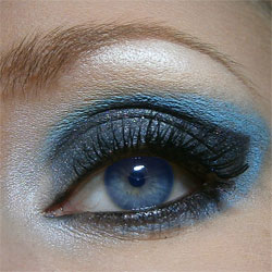 Клубный макияж для голубых глаз