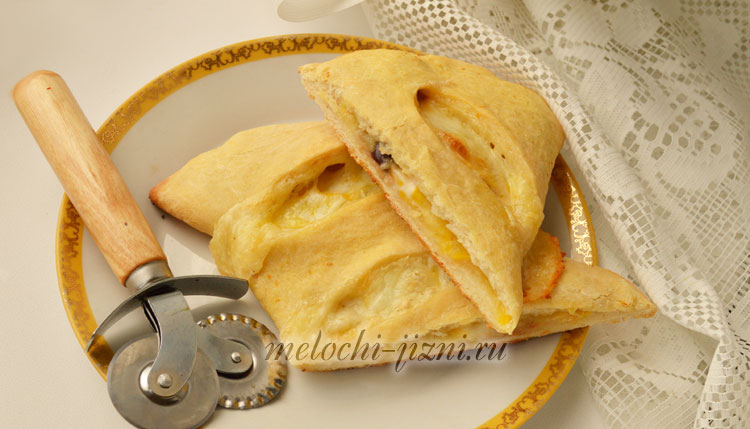 Пицца кальцоне с молодыми цукини, моцареллой и маринованными оливками