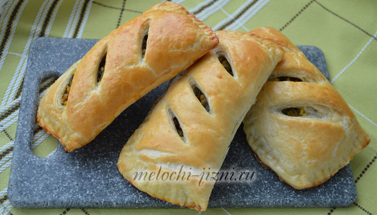 Слоеные пирожки с капустой