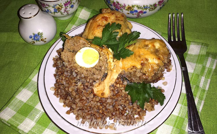 Запеченные в духовке мясные шарики с сюрпризом и с гречневой крупой