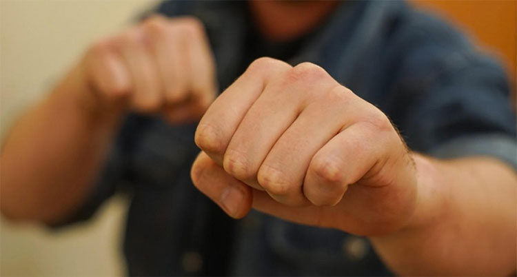 Бьет, значит любит бить