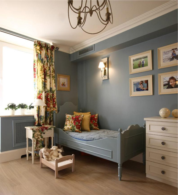 Интерьер детской комнаты с синими стенами