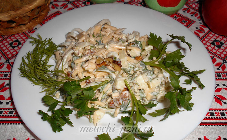 Салат с кальмарами и яблоком