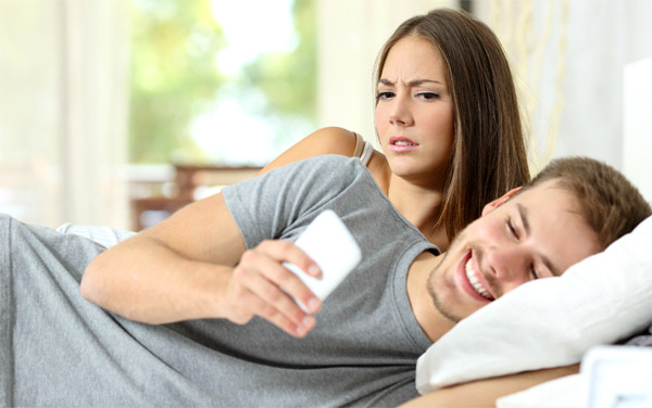 Стоит ли следить за переписками мужа?