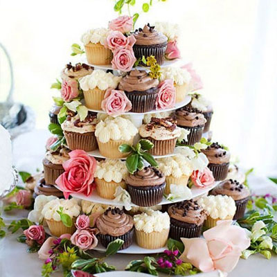 Торт на свадьбу с капкейками
