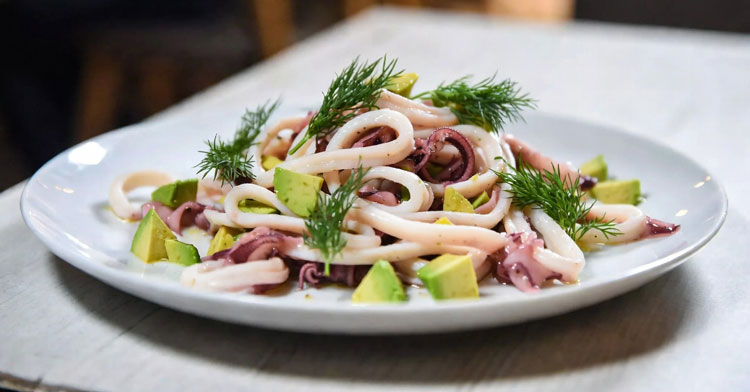 Салаты с кальмарами