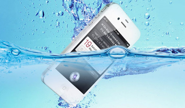 Что делать, если телефон упал в воду?