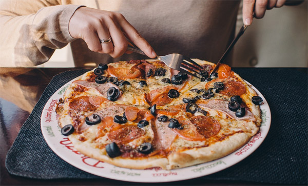 Как сделать поедание пиццы менее вредным для фигуры