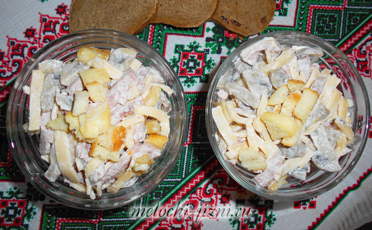 Салат с ветчиной, сыром и шампиньонами