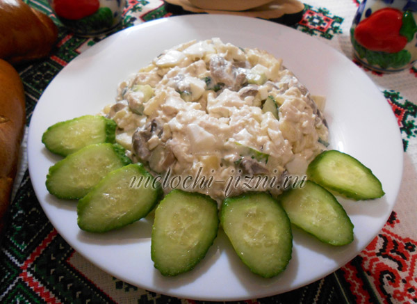 Cалат из курицы, шампиньонов и огурцов