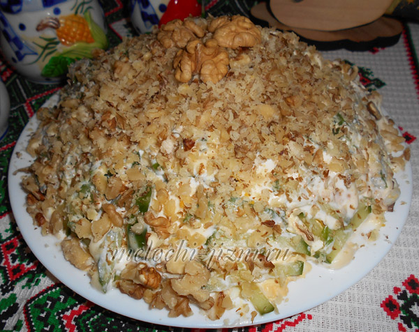 Слоеный салат с курицей и черносливом