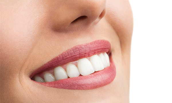 Можно ли отбелить зубы без вреда для здоровья? Обзор современных методов