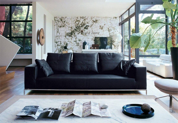 Черный диван в светлом интерьере