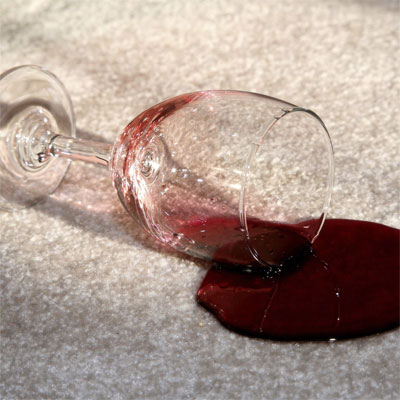 Как удалить c дивана пятно от вина?
