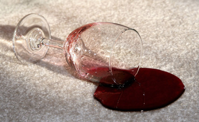 Как удалить c дивана пятно от вина