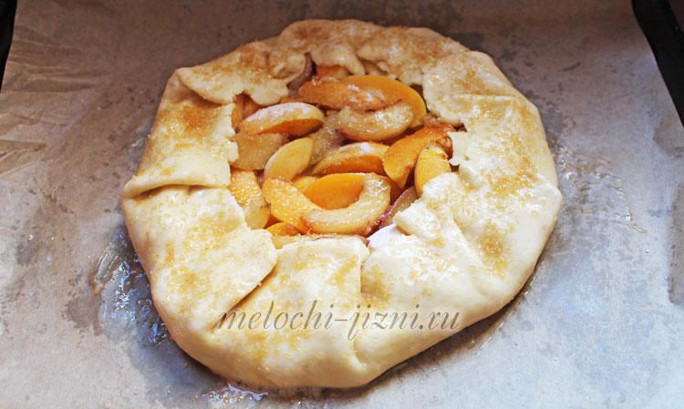 смазываем галету яйцом