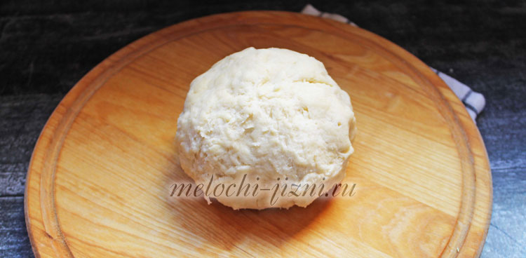 тесто для галеты отдыхает перед выпеканием.