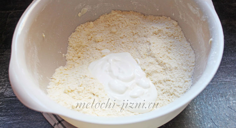 замешивание нежного сметанного теста для галеты