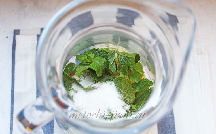 добавляем мяту и сахар