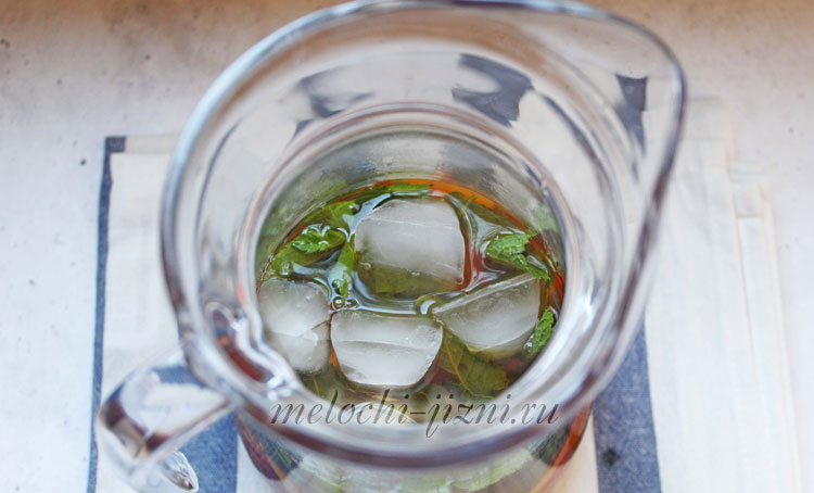 добавление кубиков льда в кувшин с чаем