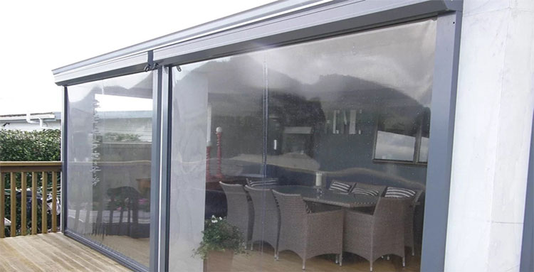 Как рулонные мягкие окна помогают продлить сезон использования террасы