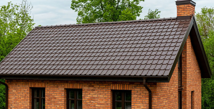 Металлочерепица для крыши: плюсы и минусы, особенности материала